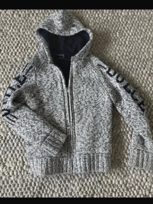 Gråmelerad stickad hoodie med dragkedja/ jacka / fleecejacka  - Hej, säljer den här fleecejacka/kofta som är i jätte bra skick! Från selected homme. I storlek S