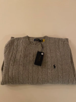 Grå tröja från Ralph Laurent - Fet stickad tröja från Ralph Laurent passar till alla stilar. Pris går att diskutera 