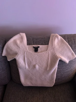 Beige kortärmad topp - Fin ribbad topp från Lindex