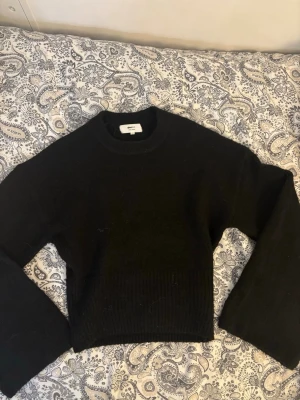 Svart stickad tröja från Gina Tricot - Stickad tröja från Gina tricot som nästill är oanvänd!!!💞💞