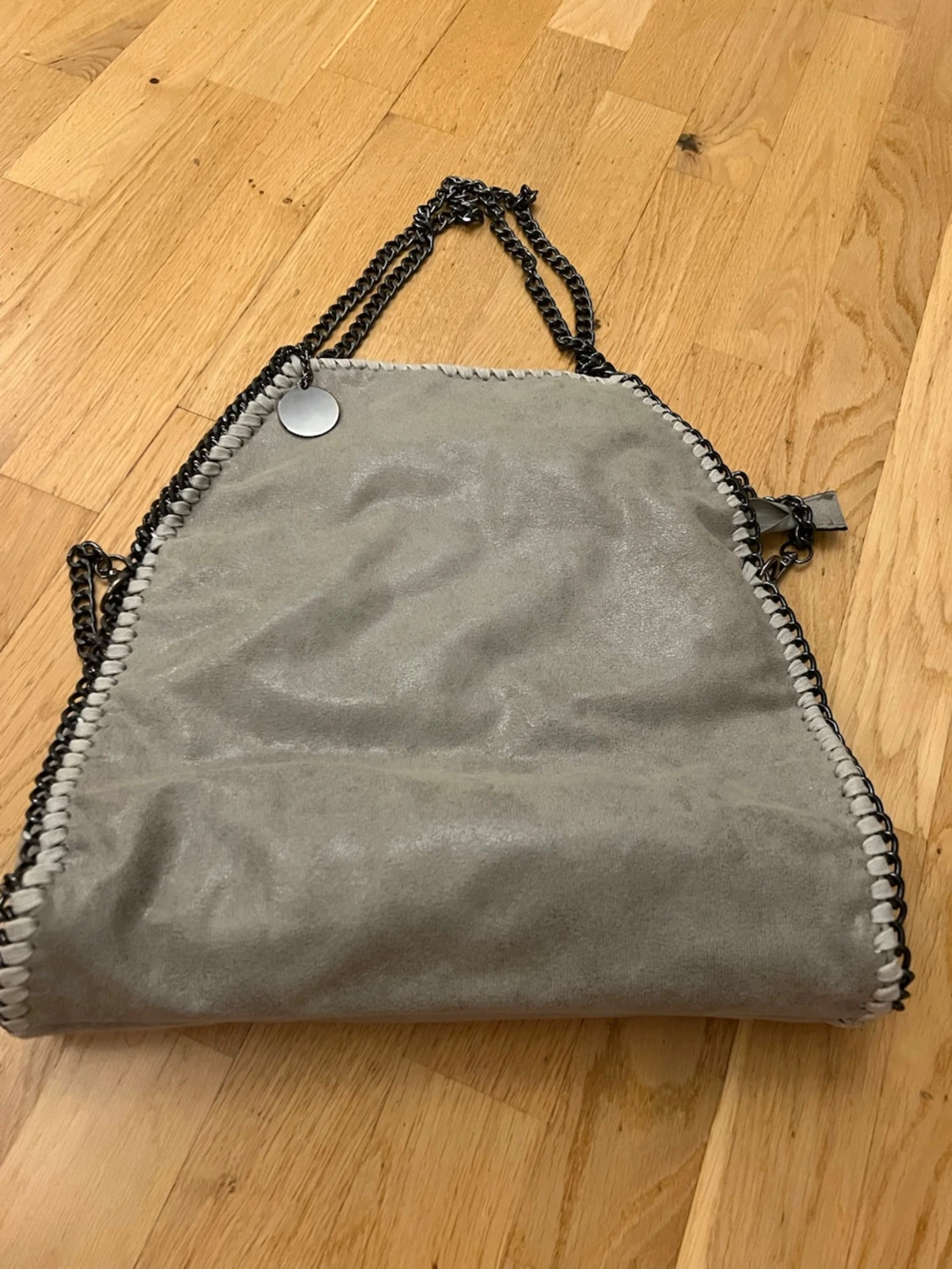 Grå axelväska med kedjedetaljer - 1