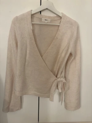 Kofta med knyte - Beige kofta med knyte i midjan från GinaTricot, strl M, knappt använd så den är i väldigt fint skick
