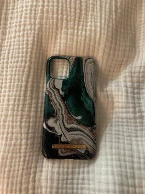 Telefonskal från Holdit  - Ett mobilskal från holdit till iPhone 11 Pro. Det har lite skav på sig som ni ser på tredje bilden! Hör av er vid frågor eller om ni vill ha fler bilder.
