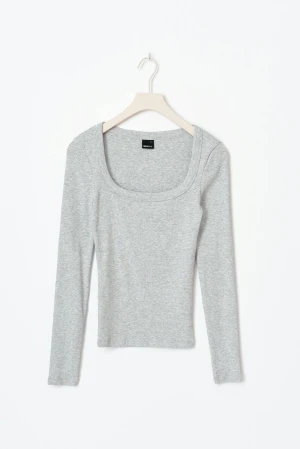 Ljusgrå långärmad topp Gina Tricot - Ljusgrå långärmad topp från Gina Tricot💕knappt använd och är i ett jätte bra skick💕