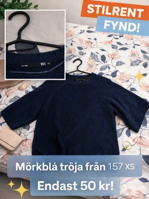 Mörkblå tröja från 157, XS - En enkel och stilren mörkblå tröja från 157 i storlek XS. Tröjan har rund halsringning och halvlånga ärmar. Perfekt till både jeans och kjol för en clean look.