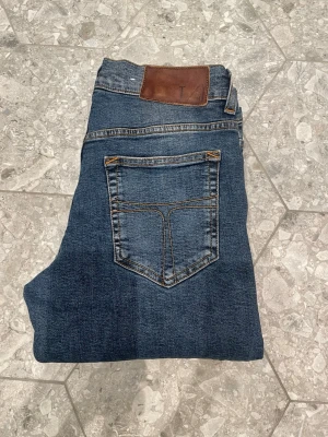 Tiger of Sweden jeans - Hej! Jag säljer nu ett par Tiger of Sweden jeans.🙌Jeansen har använts bara ett fåtal gånger. Skicket är mycket bra.💪Kanske har dem krympt något i tvätten men inget som jag märkt av. Något mer? Annars, tveka inte skriva vid några som helst funderingar eller frågor!