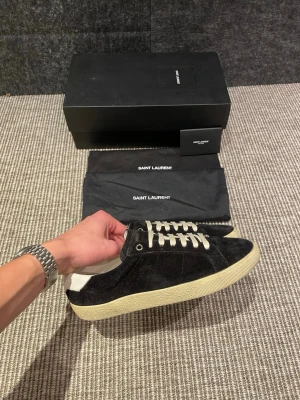 Saint Laurent skor  - Hej, säljer nu dessa svin snygga ysl skor. Skorna är i grymt skick! Begränsat antal boxar och dustbag. Hör av dig vid frågor. 40 passar 41-42