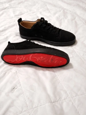 Christian Louboutin - Säljer ett par svarta skor från Christian Louboutin med klassisk röd sula och guldfärgad logga på innersulan. Skorna har snörning. I storlek 43. Är använda ett par gånger inomhus och inget mera. Hör av dig vid frågor eller bud!