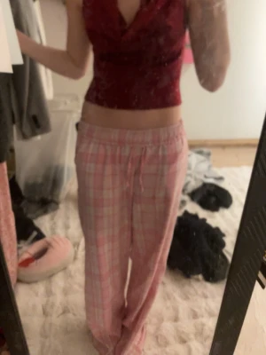 Glittrig vinröd croppad topp XS - Säljer en vinröd croppad topp i storlek XS med glittrigt tyg och snygg draperad urringning. Toppen är ärmlös och har en figurnära passform som framhäver midjan. Perfekt för dig som vill sticka ut lite extra!