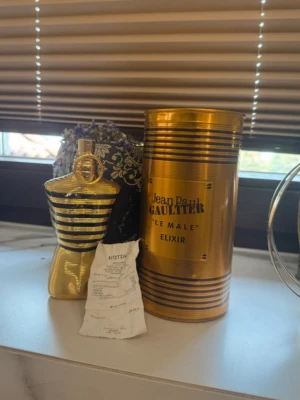 Jean Paul Gaultier Elixir 125ml - Stilren och ikonisk parfym i 125ml storlek från Jean Paul Gaultier. Le Male Elixir är tillverkad i Frankrike och levereras i en snygg guldfärgad förpackning. Perfekt för dig som vill sticka ut med en klassisk doft. 100ml -110 ml kvar i den