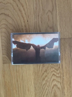 Billie Eilish Kasett - Bra skick, aldrig använd men ändå lite repor. Endast stått på hyllan. Innehåller singeln ”All The Good Girls Go To Hell”.