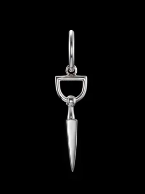 Maria Nilsdotter silvrigt örhänge - Säljer ett silvrigt örhänge från Maria Nilsdotter. Unik och edgy design med hög kvalitet – perfekt som statement piece. Använt fåtal gånger och i fint skick. Nypris högt. Levereras rengjort ✨