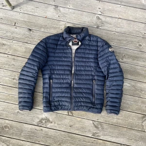 Colmar jacka - | Stilren dunjacka från Colmar som passar perfekt nu till vintern/våren | Stl 48, sitter som S | Modellen på bilden är 180cm | Jackan är i fint skick utan några defekter! |