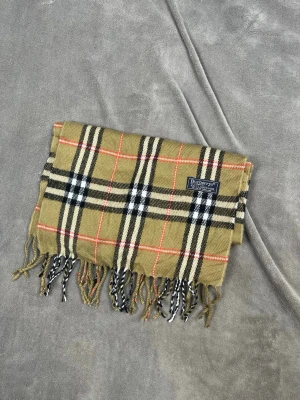 Rutig ullhalsduk från Burberrys - Hör av dig vid frågor! P2