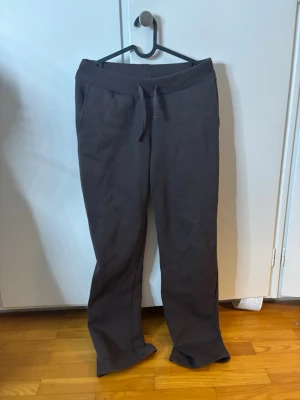 Bruna mjukisbyxor med snörning - Säljer ett par bruna mjukisbyxor med skön passform och snörning i midjan. Byxorna har raka ben och är gjorda i mjukt material💞