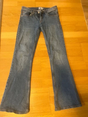 Blå bootcut jeans från 157 - Säljer ett par klassiska blå bootcut jeans från 157 med låg midja. Jeansen har fem fickor. Det står att de är low waist men jag tycker att de är lite gran åt midwaist hållet 