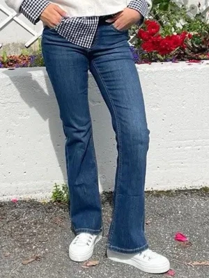 Blå bootcut jeans från Kappahl , stl 36 - Säljer ett par klassiska blå jeans från Kappahl i storlek 36. Modellen har bootcut-ben och är uppsrättade i ner till vilket gör dem något längre än ordinarie köp