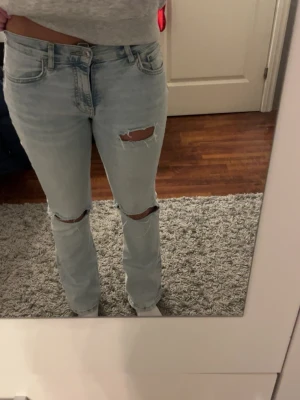 Ljusblå low waist jeans från Gina - Skit snygga jeans med tre hål och inte några defekter 