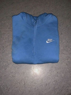 Nike hoodie - Sho, säljer denna feta tröjan som är för stor på mig, relativ nyskick tvättad 2 ggr, varm inga skador, används sparsamt