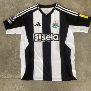 Newcastle 23/24 Isak 14 - En helt ny Newcastle United tröja från säsongen 23/24 med Isak 14 på ryggen och premier league badgen i storlek L. Hör av er vid frågor✅