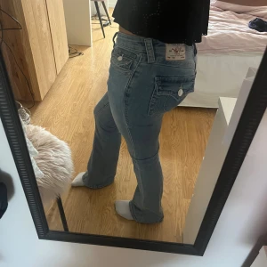 True Religion Becca Bootcut Jeans - Snygga ljusblå jeans från True Religion, modell Becca low rise bootcut. Knappt använt och säljer därför dessa snygga jeans. Tagits väl omhand och har därför ett mycket bra skick.