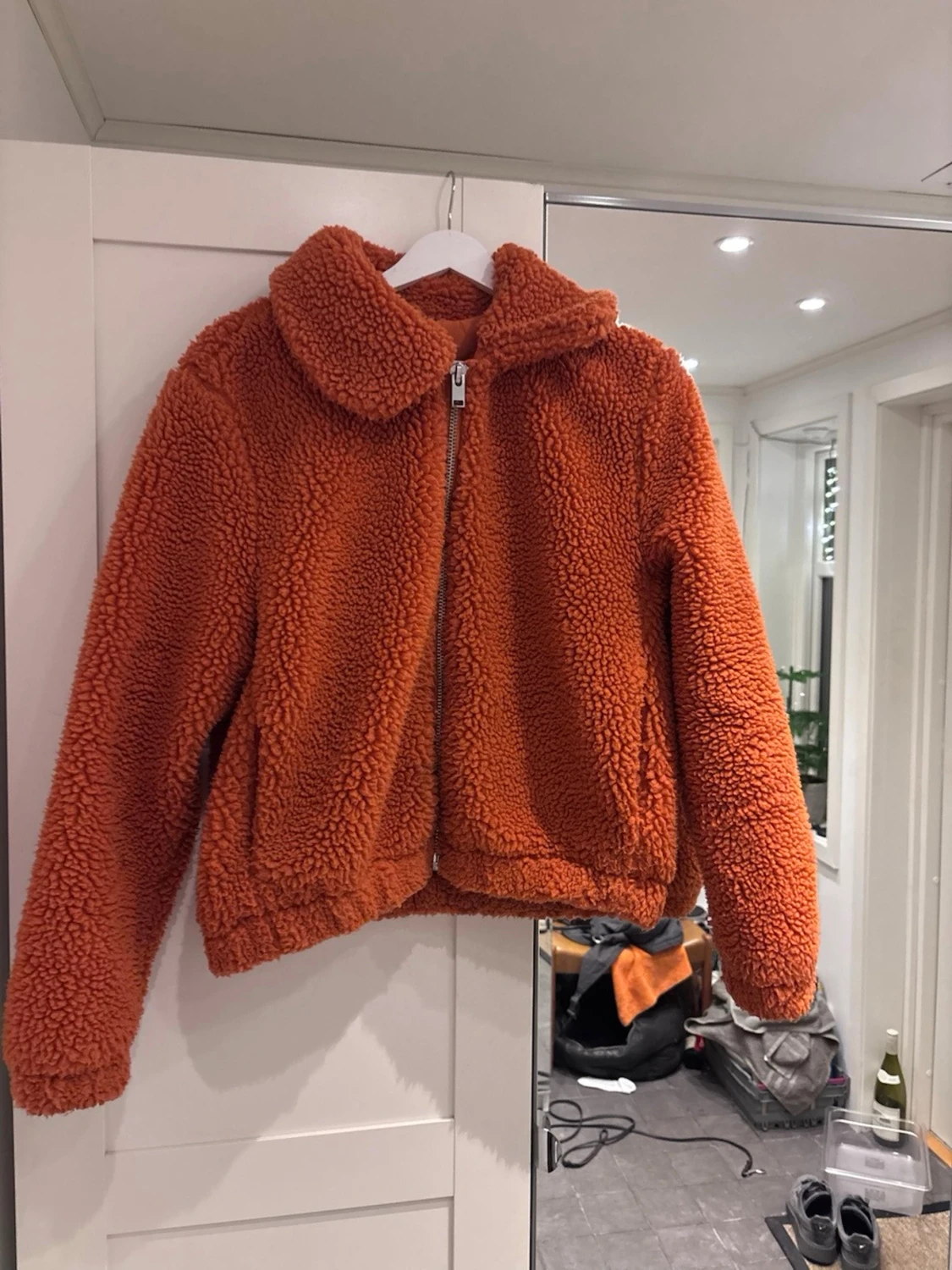 Orange teddyjacka med dragkedja