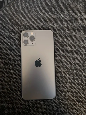 iPhone 11 Pro - Snygg iPhone 11 Pro i grått med trippelkamera och 5,8-tums. Mobilen är i gott skick utan synliga repor eller skador. Perfekt för dig som vill ha en kraftfull och stilren smartphone med utmärkt kamera. Pris går att diskutera!!