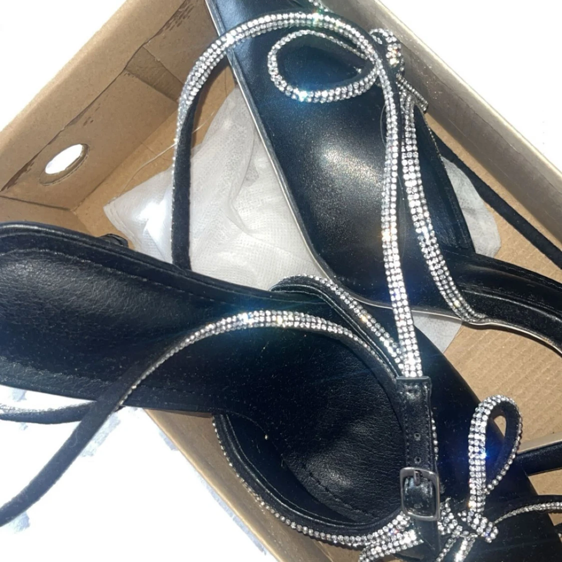 Svarta pumps med strass och rosett - 2