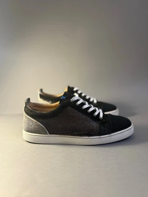 Christian Louboutin skor  - Loubs i storlek 42, själv klart äkta . STRASS MODELL kostar runt 15-25 k nya ( denna modell ) skorna är i fint skick förutom några riv sår, inga sömmar är förstörda skorna är hela som dom ska . Inte tillbehör med skorna.! Hör av er över minsta fråga 