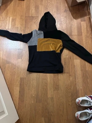 Lavichy Hoodie - Lavichy Hoodie köpt på emporia Storlek XS passar S också skriv vid fler frågor!☺️