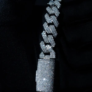 Iced out silverarmband - Säljer ett chunky iced out armband i silverfärg med stora länkar täckta av glittrande diamanter. Låset är också helt täckt av diamanter för extra bling. Perfekt för dig som vill sticka ut och addera lite extra shine till din outfit.