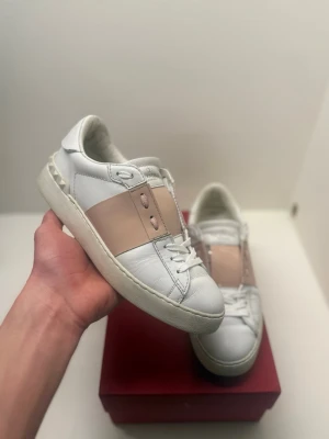 Valentino opens - Säljer ett par rosa Valenino opens i storlek 37,5 men passar även 37. Skorna är i mycket bra skick med inga difekter. Og box och dustbeg medföljer som syns i bild. Kan möjligtvis gå ner i pris vid snabb affär😊