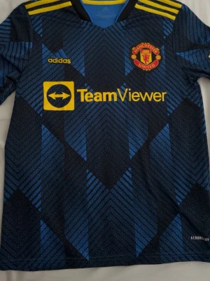 Manchester United fotbollströja - Manchester United fotbollströja i nytt skick. Storlek 13-14 år.