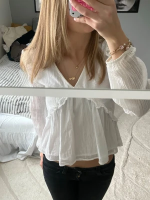 Vit sommrigblus - Från Gina Young💖