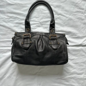 Väska  - Vintage väska i äkta läder, 36x22cm. Vid köp av flera varor får du rabatt 💛