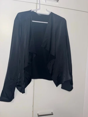 Bolero L - Musta bolero. Koko L. Kaikai n 55cm, pituus n 54cm. Eläintalous MMM, lisätietoja saa kysymällä Katsothan myös muut ilmoitukseni Tarjoa 