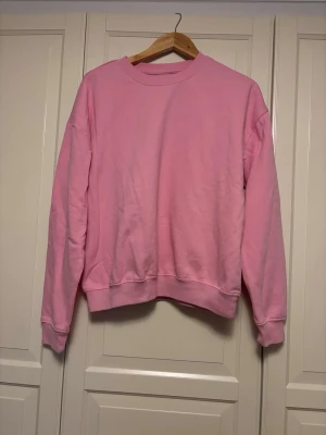 Rosa sweatshirt från Lager 157 - En enkel och stilren rosa sweatshirt med rund hals och ribbade muddar.