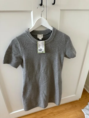 Klänning - Kort stickad grå klänning från hm i storlek XS