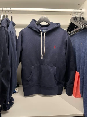 Ralph Lauren  - Tja säljer denna feta tröja nypris runt 2 tusen mitt pris 549! Vid en snabb affär går det att pruta!😄