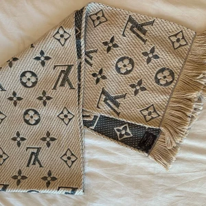 Beige Halsduk - Helt ny Beige halsduk. Färgen passar ej mig, därav säljer vidare. Köpt på Vinted av en tjej, den kom inte med tillhörande paket tyvärr. 