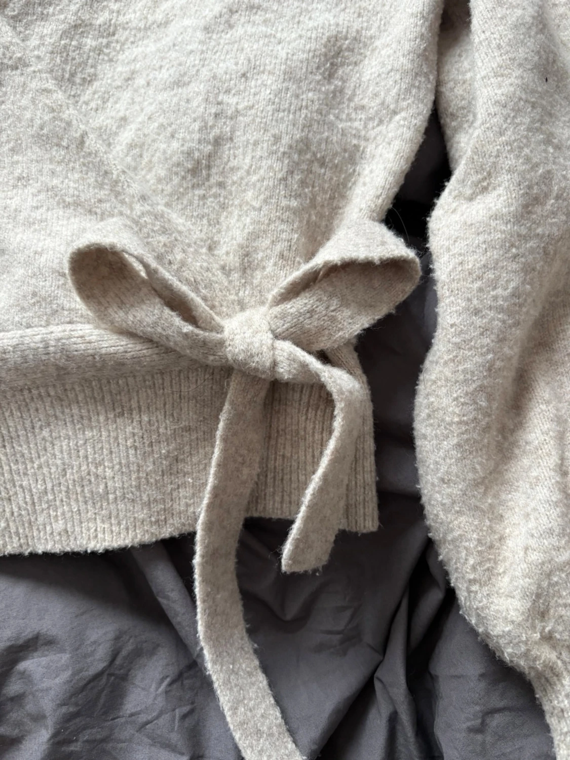 Beige omlottstickad kofta med knyt - 1