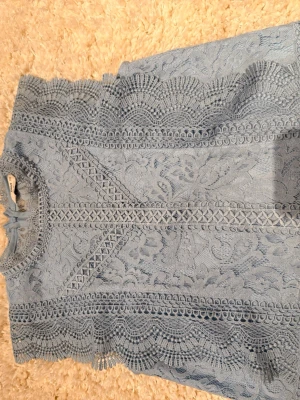 Fin blus  - Säljer denna ljusblå blus med spets ifrån only. Använt endast en gång sedan jag köpte den vilket var ca 2 år sedan. Köpte för 250kr. 