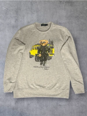 Grå sweatshirt från Polo PL med björntryck - Grå Polo Bear Tröja | Skick; 9/10 | Jag svarar fort vid frågor | Snabb leverans | Perfekt inför vintern | Passar dig mellan 170-185 cm |