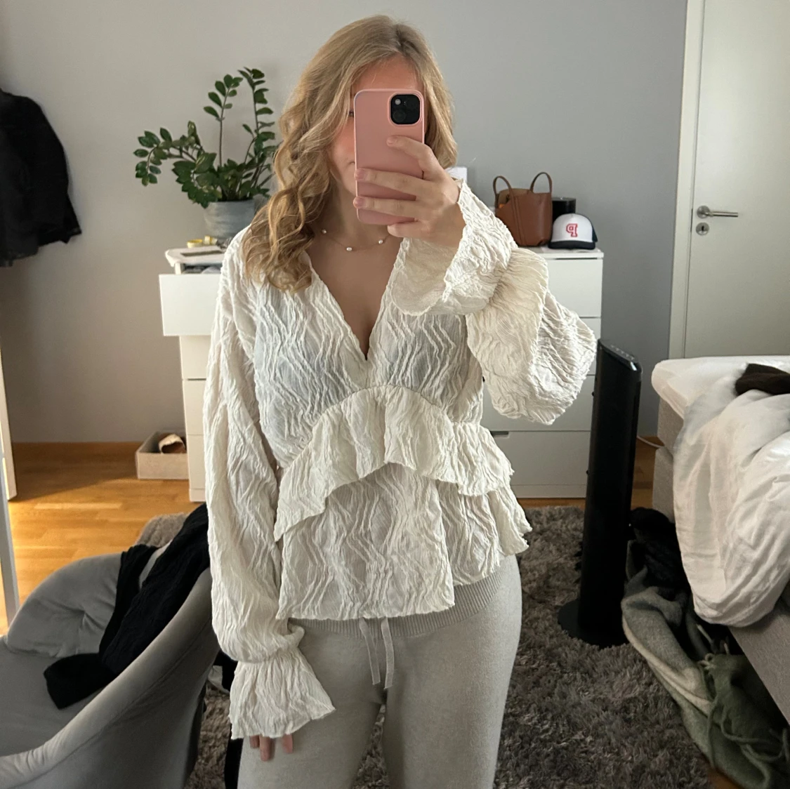 Beige blus med volanger och struktur - 1