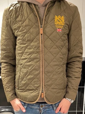 Morris jacka Quiltad S - Snygg olivgrön quiltad jacka från Morris perfekt nu till våren,  köpt för ca 2000 kr, nu endast: 549 hör av er vid frågor eller funderingar priset går att diskutera först till kvarn!!😊✨