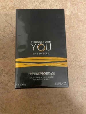 Stronger With You Intensely 100ml - Emporio Armani Stronger With You Intensely 100 ml. Kvitto finns köptes i USA, säljer pga att jag fick den i present men redan hade parfymen.