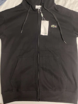 Lacoste kofta  - Lacoste kofta helt oanvänd och ny med prislapp. Storlek M passar även L
