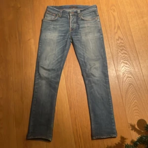 Nudie jeans Grim Tim - Ett par svin najs nudie jeans som är nästan helt nya, modellen heter grim Tim och storlek är 30 i midjan och 30 längd, hör av er vid frågor 🤗🙌🏾