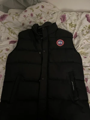 Väst - Säljer en väst som är helt oanvänd.