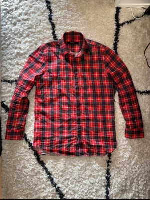 Givenchy star skjorta - Perfect condition nothing wrong with it. Message me if you have any questions. Riccardo tischi era Measurements Width: 52cm Length: 74cm  Arm length: 64,5cm 